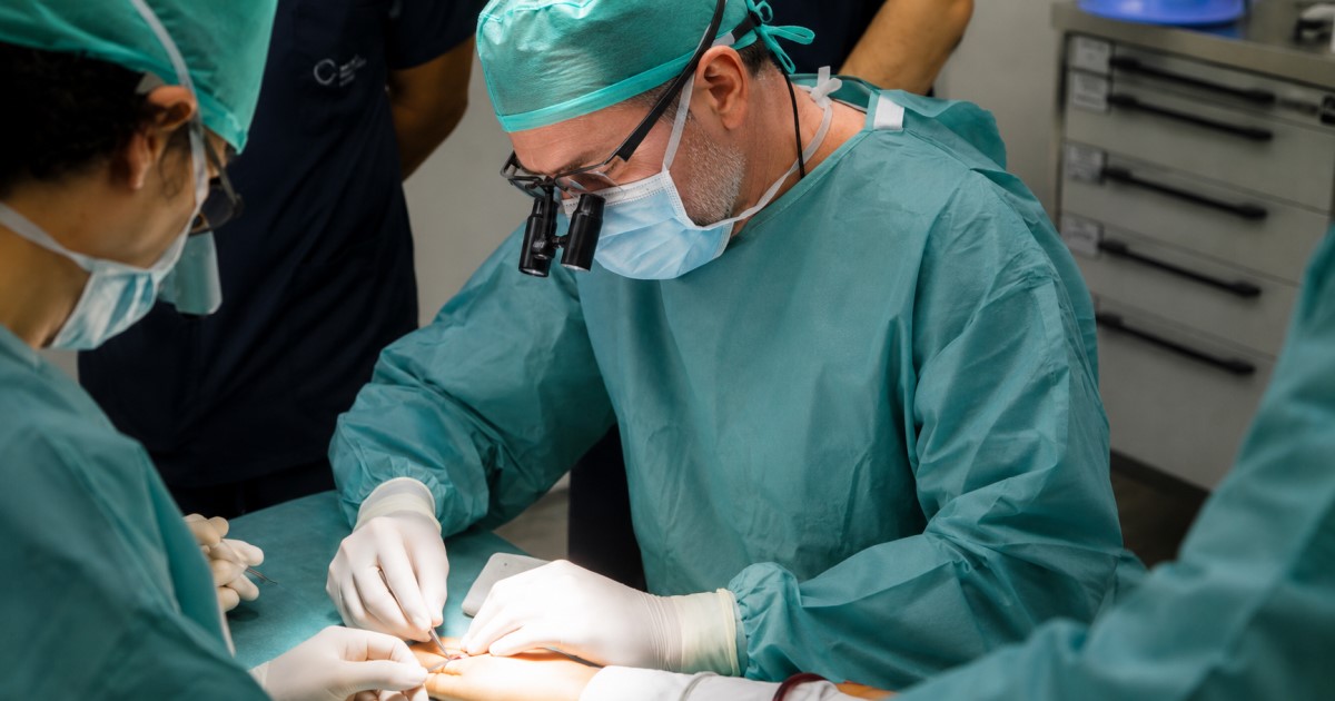 Visual-only comparison scene of snuffbox and wrist fistula outcomes with dialysis access mapping.