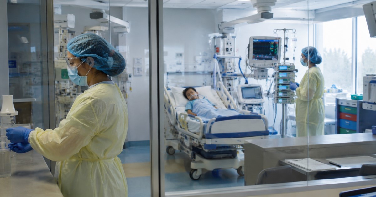 Modern ICU scene with antibiotic infusion, laboratory monitoring, and precision dosing dashboard.