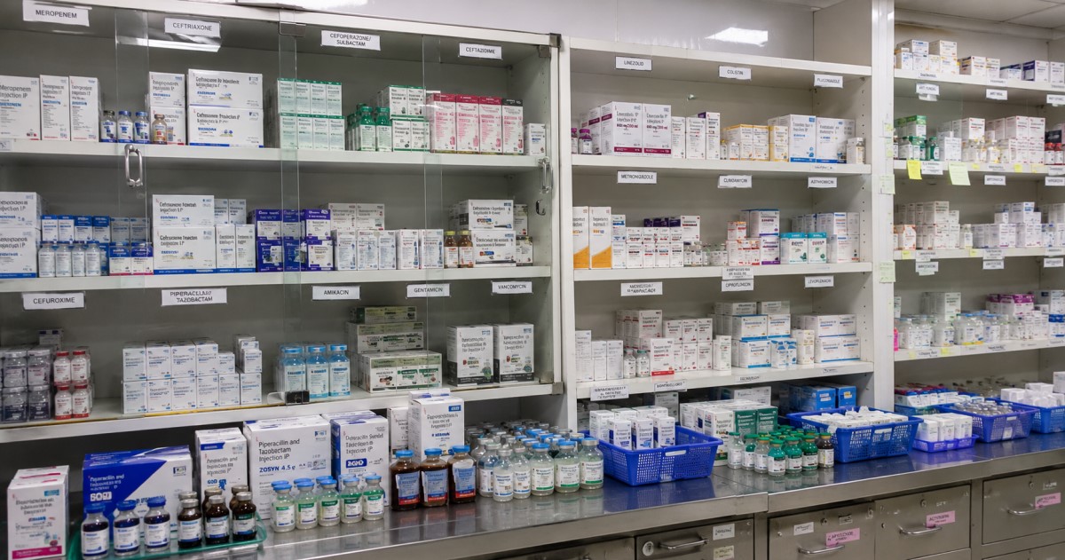 Hospital safety-control scene showing antibiotic toxicity alert, neurologic risk, and dosing safeguards.